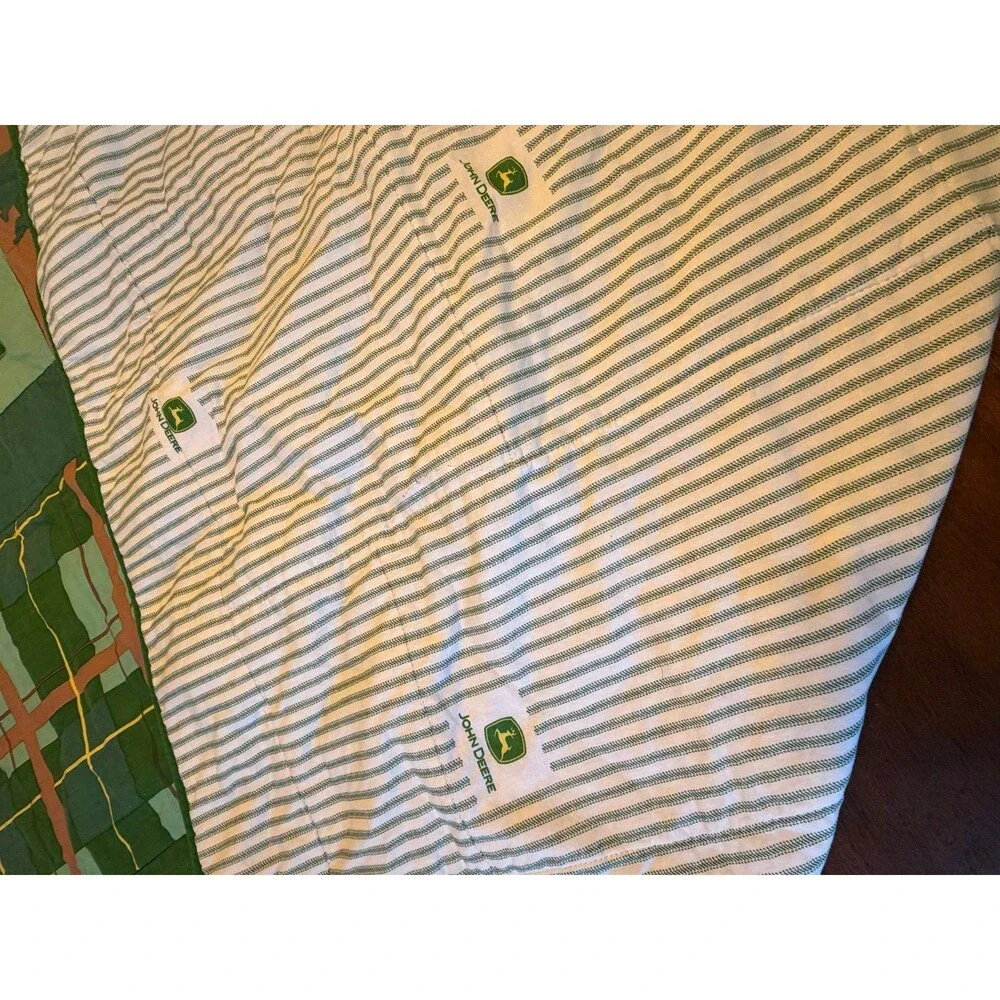 John Deere 2010 Tractor Camo Quilt Set with Pillow Shams - Full Size